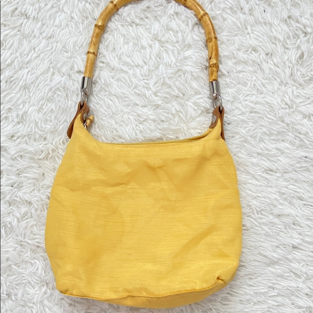 bright yellow purse 💛